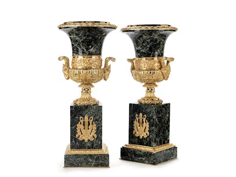 Paar dekorative Campagna-Vasen